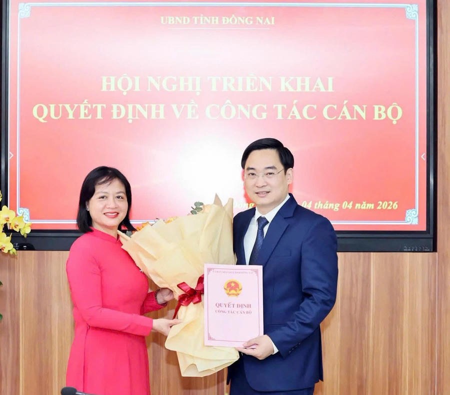 Phó Giám đốc Sở Nội vụ Đoàn Thị Thu Thủy trao quyết định của Chủ tịch UBND tỉnh bổ nhiệm TS. Đặng Anh Tuấn giữ chức Hiệu trưởng Trường Đại học Đồng Nai (Ảnh: Công Nghĩa).
