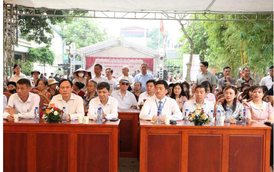 Dự buổi lễ có đồng chí Phạm Quang Ngọc – Phó Bí thư Đảng ủy, Chủ tịch UBND xã Sóc Sơn; đồng chí Tống Minh Kiều - Trưởng phòng Văn hóa - Xã hội, Phó trưởng Ban tổ chức; cùng các đồng chí trong Ban Thường vụ Đảng ủy, Thường trực HĐND, lãnh đạo UBND xã; đại diện Ủy ban MTTQ Việt Nam xã; các phòng, ban, đơn vị; lãnh đạo các xã Sóc Sơn, Nội Bài,Kim Anh, Đa Phúc, Phúc Thịnh cùng đông đảo Nhân dân và du khách thập phương.