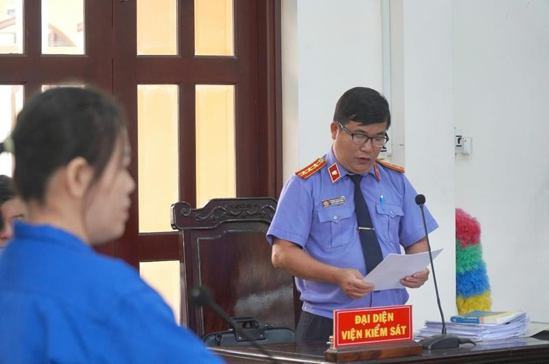 Kiểm sát viên của Phòng 2 - Viện KSND tỉnh Đồng Nai công bố cáo trạng tại một phiên toà đặc biệt nghiêm trọng.