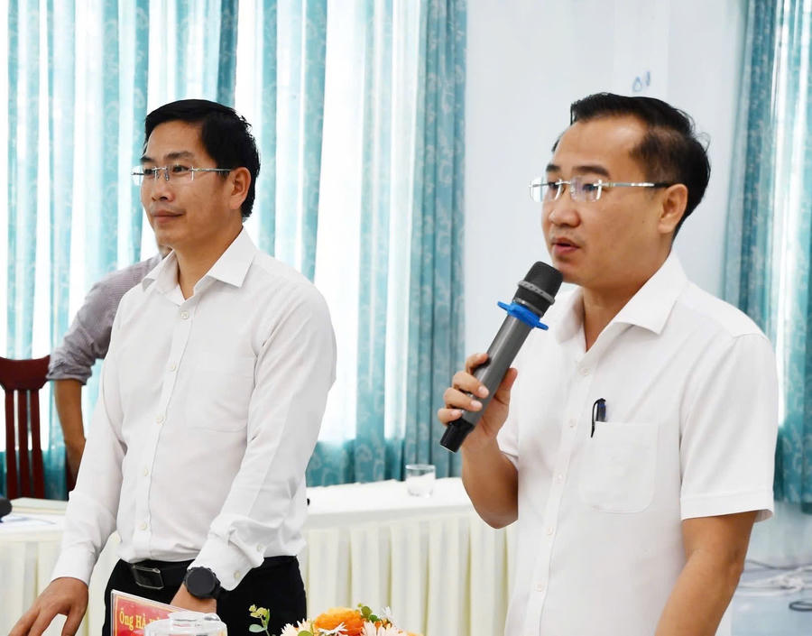 Ông Lê Xuân Tú, Chủ tịch UBND phường Tam Thắng trao đổi tại hội nghị.