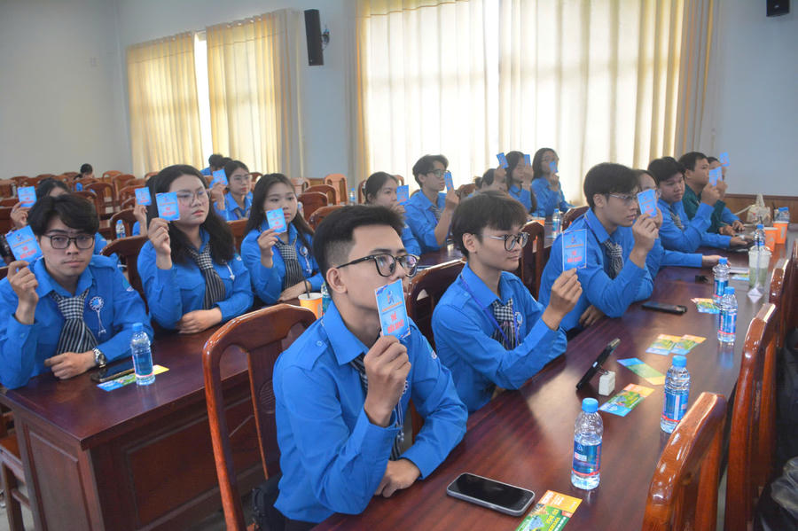 Đại biểu biểu quyết thông qua các nghị quyết nhiệm kỳ 2026-2031.