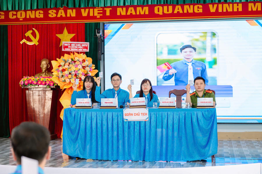 Đoàn chủ tịch.