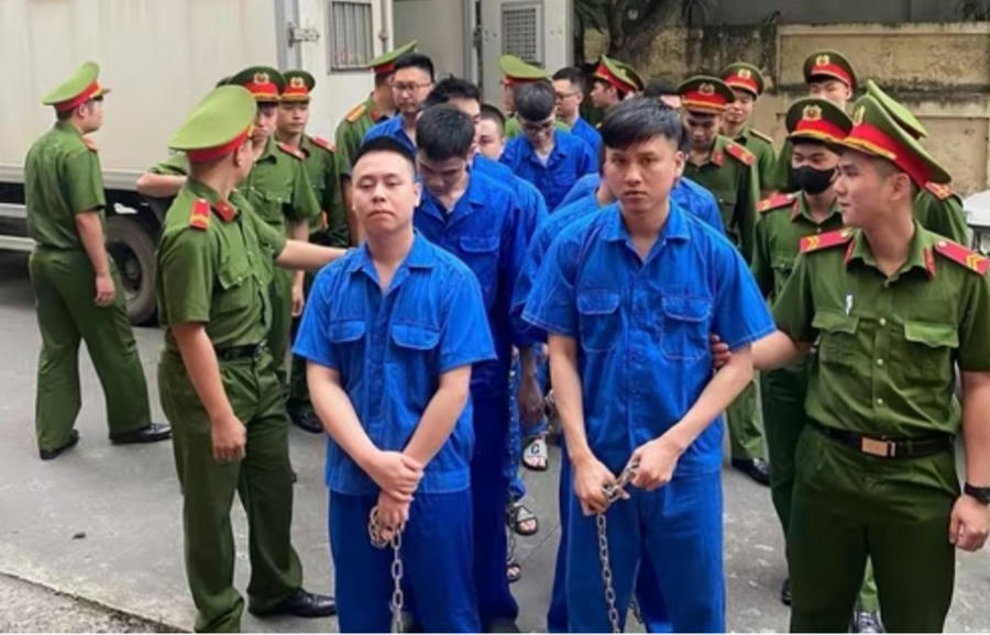 Các bị cáo trong đường dây mua bán cần sa liên tỉnh bị áp giải đến tòa; tang vật, phương tiện đóng gói và số tiền giao dịch lớn được cơ quan chức năng thu giữ.