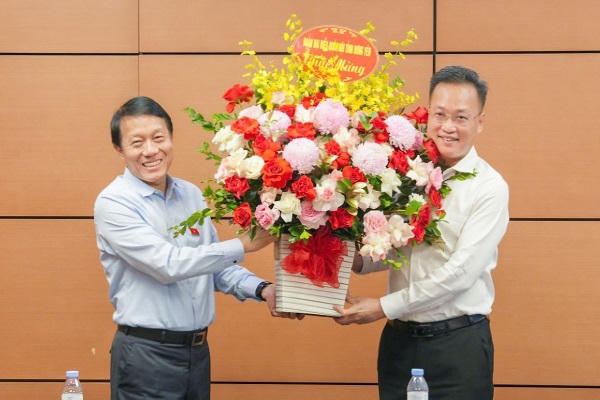 Đại tướng Lương Tam Quang, Ủy viên Bộ Chính trị, Bộ trưởng Bộ Công an tặng hoa chúc mừng ông Nguyễn Hữu Nghĩa (bên phải), Ủy viên Ban Chấp hành Trung ương Đảng, Bí thư Tỉnh ủy, Trưởng đoàn ĐBQH tỉnh Hưng Yên khóa XVI.