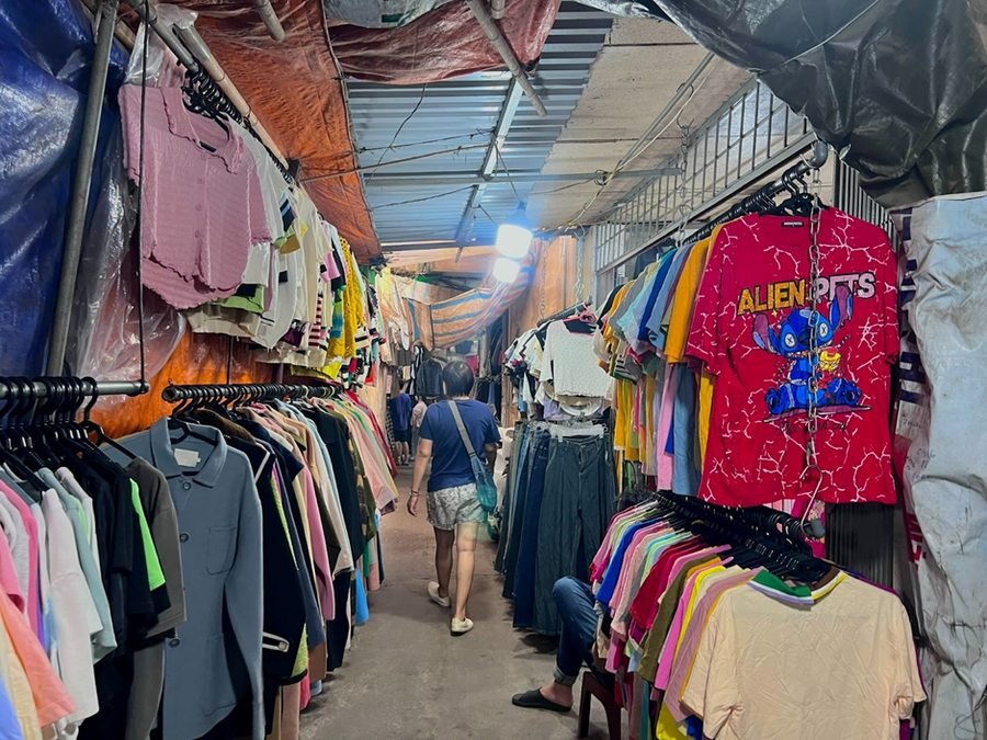 Đồ cũ được bày bán rộng rãi tại nhiều khu chợ ở Hà Nội.