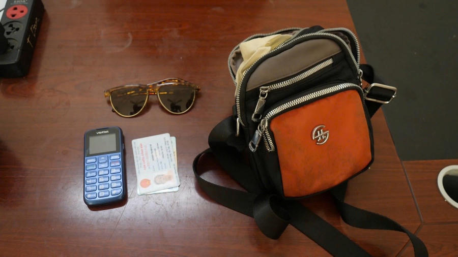 Chiếc túi mà các đối tượng cướp giật được của cụ bà ngồi xe lăn.