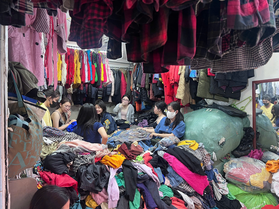 Giới trẻ thích thú tìm các món đồ độc lạ tại các khu chợ đồ cũ.