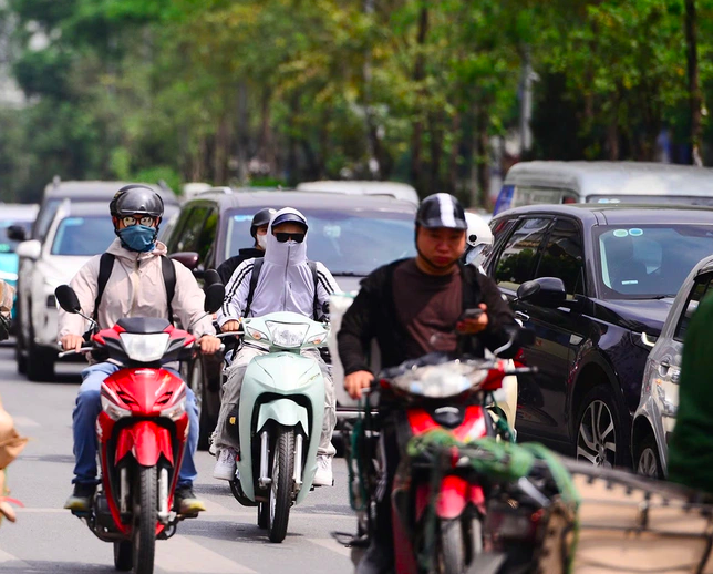 Nắng nóng bao phủ hầu hết các địa phương trên cả nước với mức nhiệt từ 35 đến 37 độ C, có nơi đạt đỉnh điểm với mức 39 độ C. Hình ảnh minh hoạ.