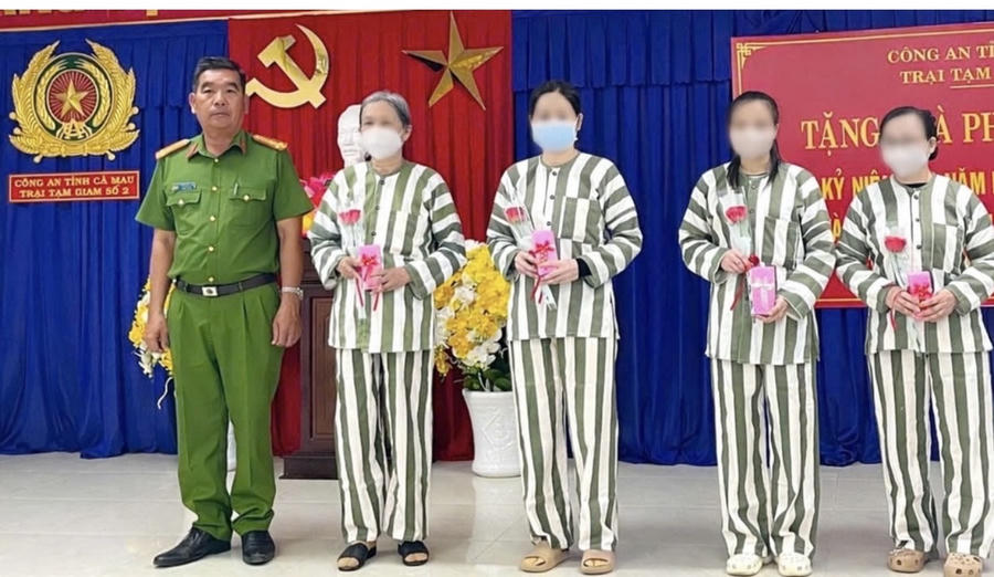 Trại Tạm giam số 2, Công an tỉnh Cà Mau tổ chức tặng quà cho phạm nhân nữ nhân dịp 8/3.
