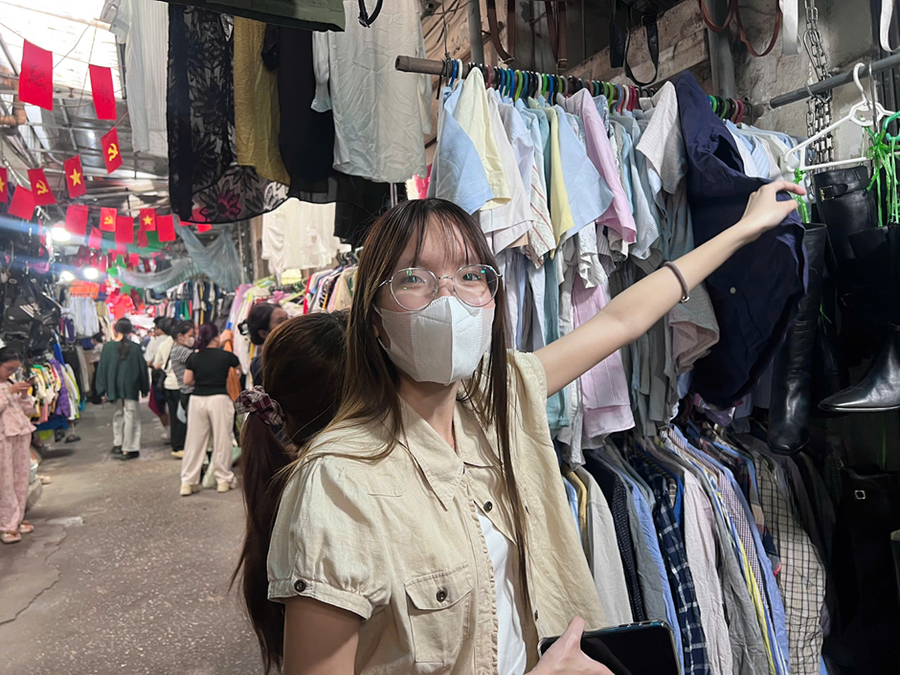 Minh Anh thường có thói quen đi các khu chợ để săn đồ si hàng tháng.