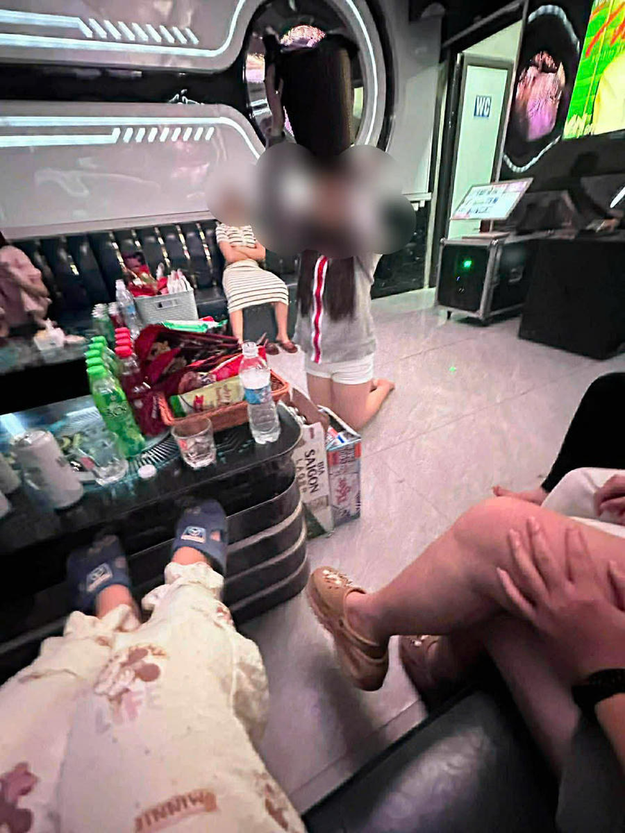 Cháu N.H.A tố bị nhóm đối tượng là chủ quán và một số nhân viên bắt quỳ gối sau khi trốn chạy không thành. Ảnh: Gia đình cung cấp Cháu N.H.A tố bị nhóm đối tượng là chủ quán và một số nhân viên bắt quỳ gối sau khi trốn chạy không thành. Ảnh: Gia đình cung cấp