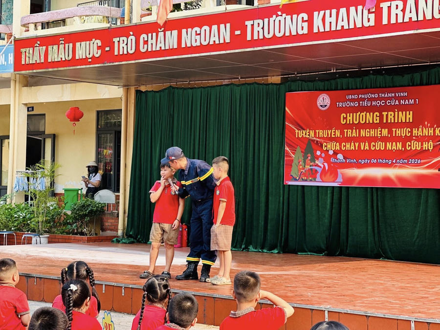 Qua hình thức tương tác và thực hành trực tiếp.