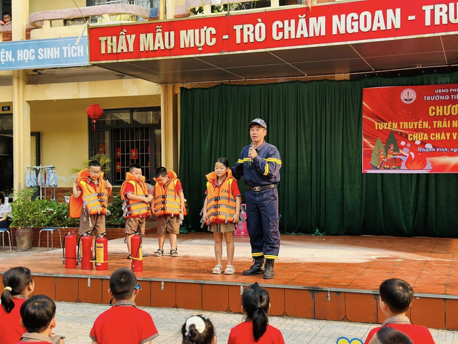 Trang bị kỹ năng phòng, chống đuối nước cho học sinh.