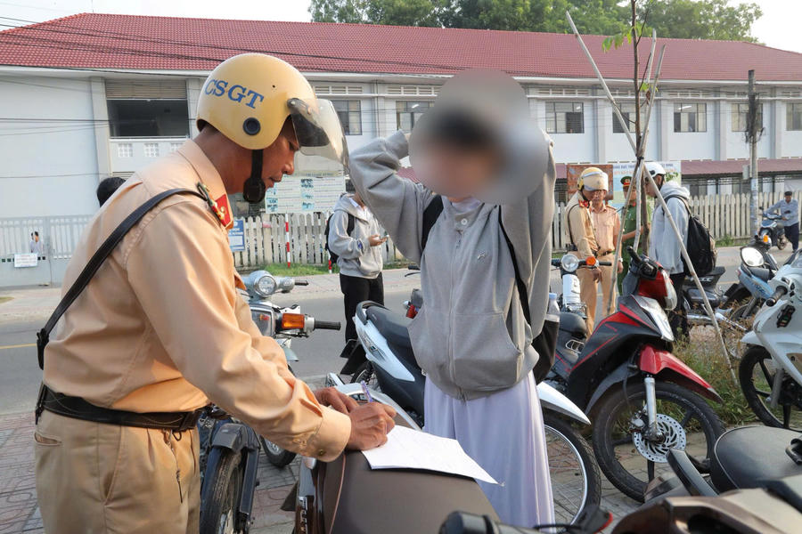 Kiểm tra và xử lý các hành vi vi phạm trật tự an toàn giao thông.