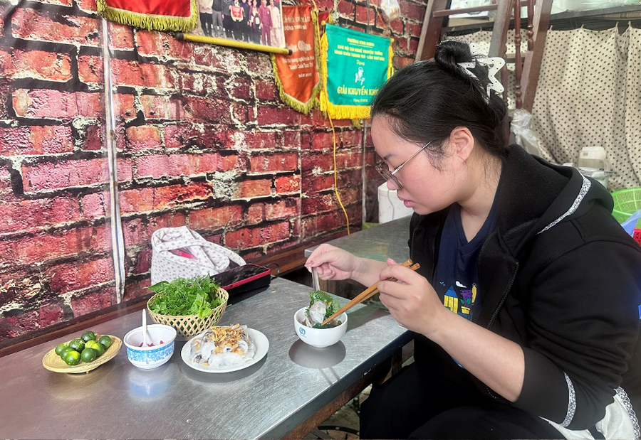 Thực khách thưởng thức bánh cuốn Thanh Trì như một cách tìm lại sự thanh nhẹ giữa nhịp sống đô thị.
