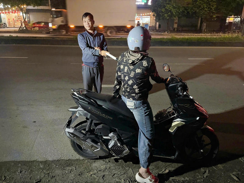 Đối tượng Lã Phương Nam chặn xe cưỡng đoạt tài sản. (Ảnh: CAND)