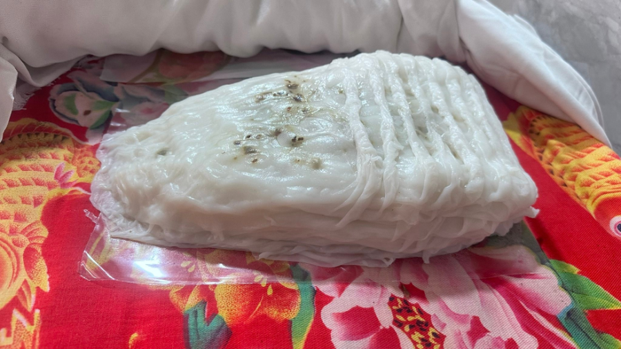 Những lớp bánh cuốn được xếp chồng ngay ngắn, giữ trọn độ mỏng, mướt và kết cấu đặc trưng của bánh cuốn Thanh Trì.