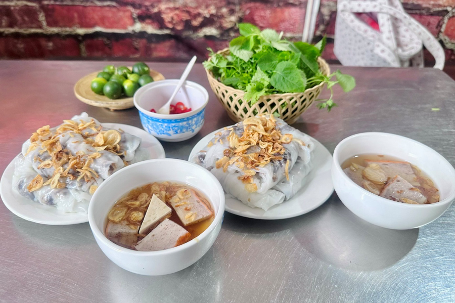 Đĩa bánh cuốn Thanh Trì nhân thịt mỏng tang, thanh nhẹ – dấu ấn tinh tế của ẩm thực Hà Nội.