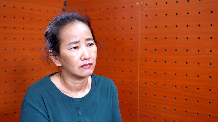 Cơ quan An ninh điều tra Công an TP Cần Thơ làm việc với đối tượng Huỳnh Thị Thu Thảo. (Ảnh: Công an TP Cần Thơ)