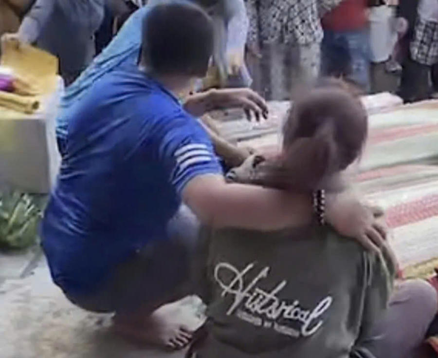 Những người bị thương đang được cấp cứu tại bệnh viện. Ảnh: K.P