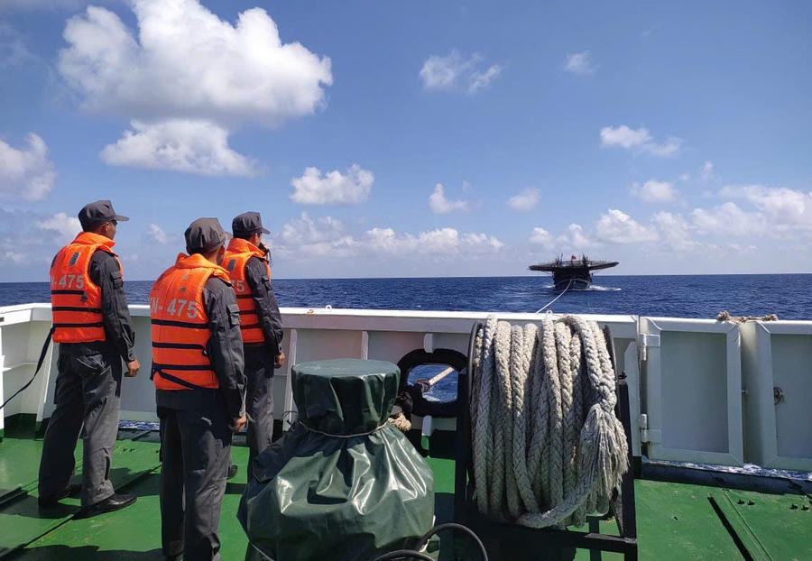 Tàu KN475 kéo tàu cá về đảo Đá Tây A (đặc khu Trường Sa, tỉnh Khánh Hòa).