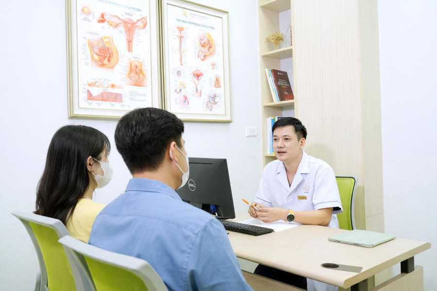 Bác sĩ Ngọc hỏi bệnh, thăm khám và tư vấn phương pháp điều trị cho bệnh nhân.