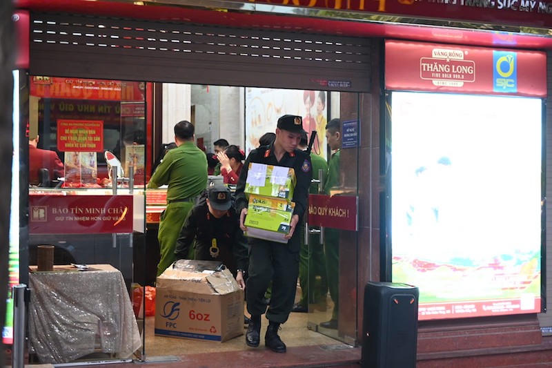 Công an TP Hà Nội thu giữ tài liệu từ Công ty TNHH Bảo Tín Minh Châu.