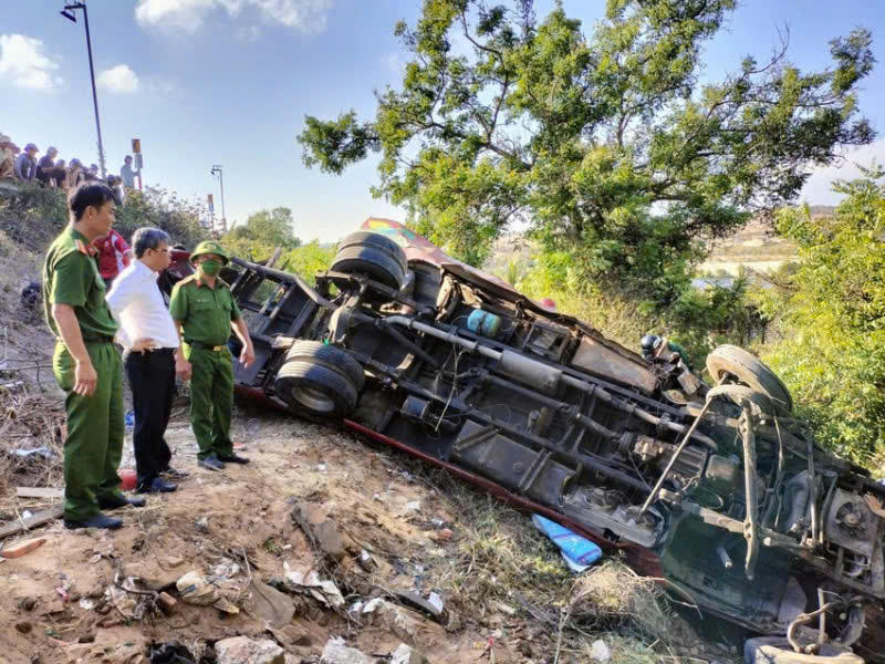 Lãnh đạo tỉnh Lâm Đồng đang trực tiếp chỉ đạo các đơn vị liên quan khắc phục hậu quả của vụ tai nạn