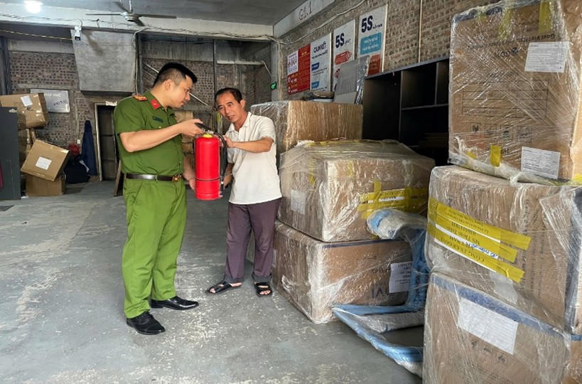 Hướng dẫn người đứng đầu cơ sở sử dụng trang thiết bị chữa cháy ban đầu.