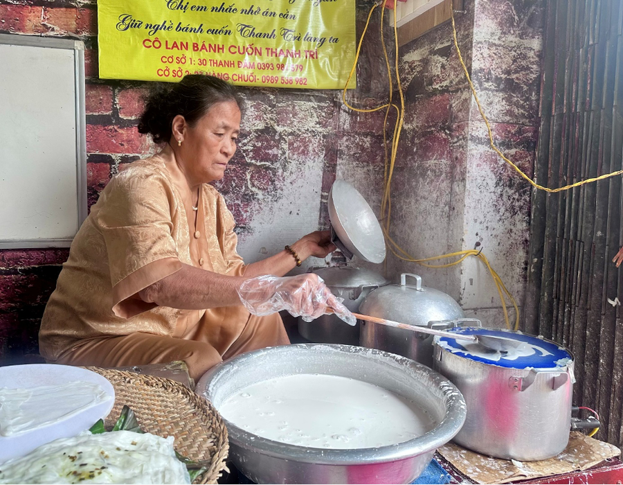 Từng thao tác tráng bánh đòi hỏi sự chính xác và cảm quan thuần thục của nghệ nhân.