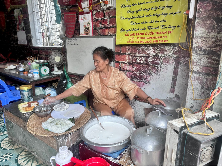 Bên bếp lửa quen thuộc, nghệ nhân Hoàng Thị Lan lặng lẽ gìn giữ nghề qua hơn nửa thế kỷ.