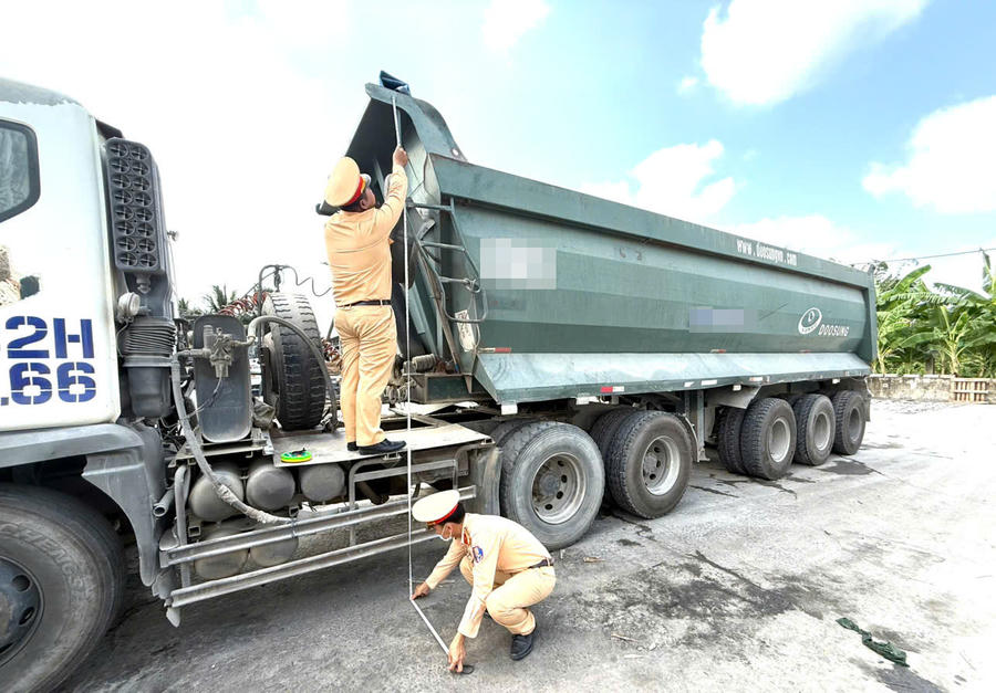 CSGT Tây Ninh rà soát phương tiện ô tô tải tự đổ, xe sơ mi rơ mooc tự đổ có tải trọng từ 15.000 kg trở lên.