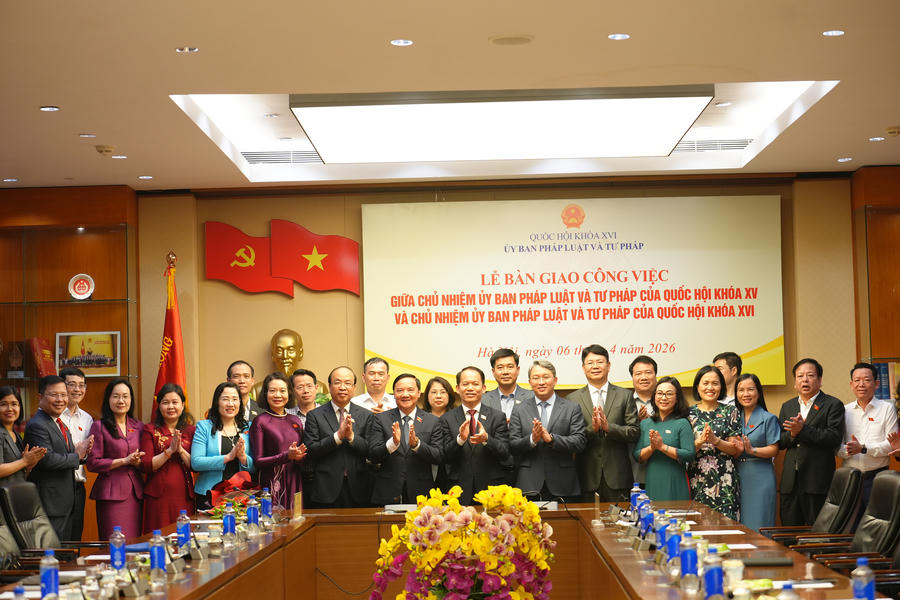 Các đại biểu dự buổi Lễ chụp ảnh lưu niệm.