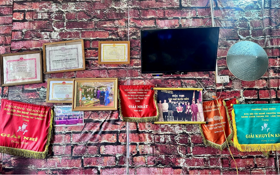 Những tấm giấy khen qua các hội thi làng nghề nhiều năm là minh chứng cho sự bền bỉ và tâm huyết với nghề của nghệ nhân Hoàng Thị Lan.