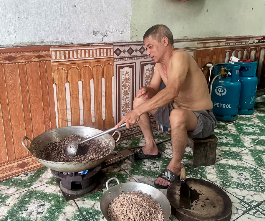 Anh Hồ Thanh Hoài tỉ mỉ trong khâu chế biến nhân – một công đoạn kỳ công đòi hỏi sự kiên nhẫn.