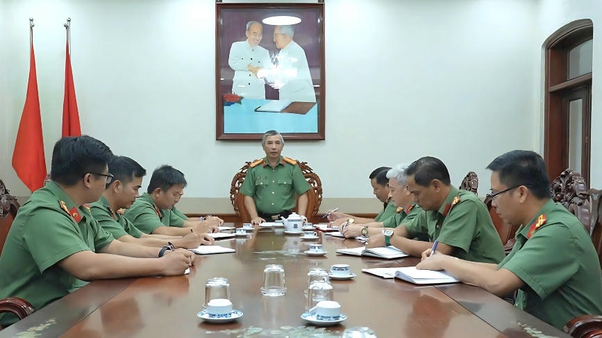 Đại tá Huỳnh Hoài Hận, Phó Giám đốc Công an TP Cần Thơ chỉ đạo tập trung đấu tranh, triệt phá các đường dây tổ chức đưa tàu cá, ngư dân ra vùng biển nước ngoài khai thác hải sản trái phép. (Ảnh: Công an TP Cần Thơ)