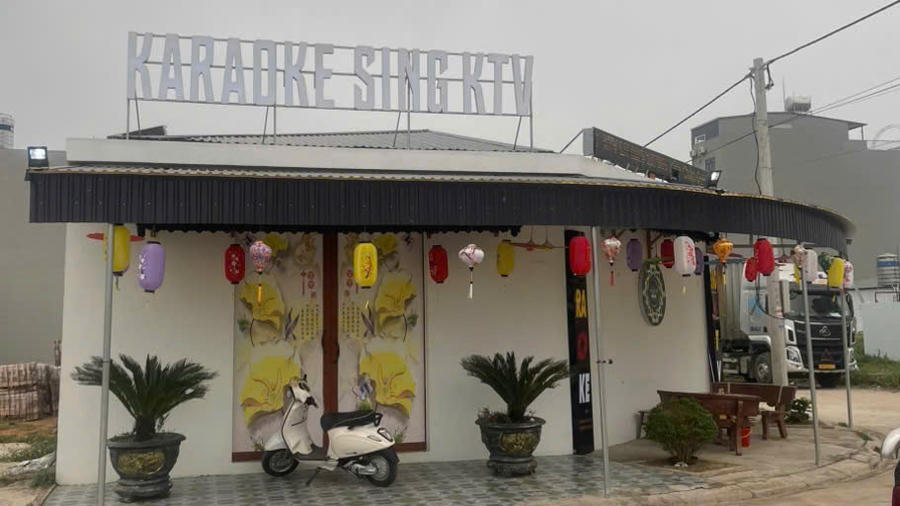 Quán karaoke Sing KTV được cho là nơi các đối tượng hành hung cháu N.H.A. Ảnh: Ngọc Phúc