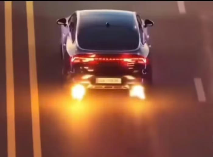 Hình ảnh tài xế điều khiển phương tiện rú ga, xả lửa tại hai ống xả trên đường bị xử lý. Ảnh: Cục CSGT