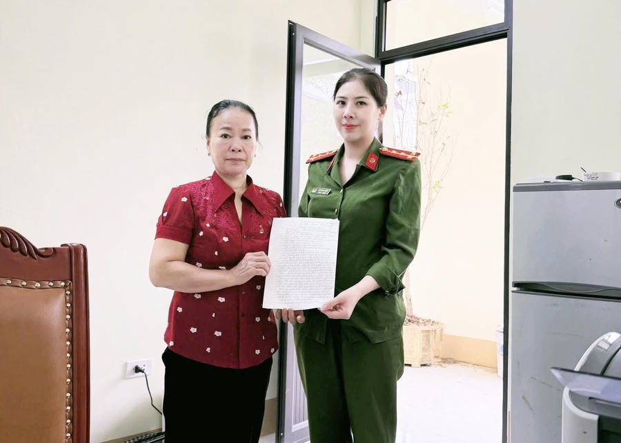 Bà Lê Thị Lợi vui mừng, xúc động khi nhận lại số tiền bị chiếm đoạt và gửi thư cảm ơn đến lực lượng Công an phường Hà Giang 2. (Ảnh: CA Tuyên Quang).