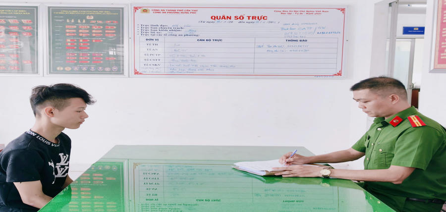 Công an phường Hưng Phú làm việc với đối tượng tham gia đánh nhau và gây rối trật tự công cộng. (Ảnh: Công an TP Cần Thơ)