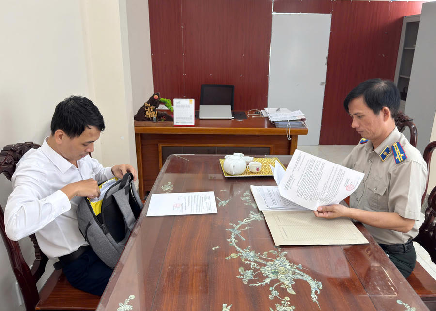 Ông Nguyễn Công Tân – Trưởng Phòng THADS Khu vực 5, giải quyết vụ việc Thi hành án với đương sự.