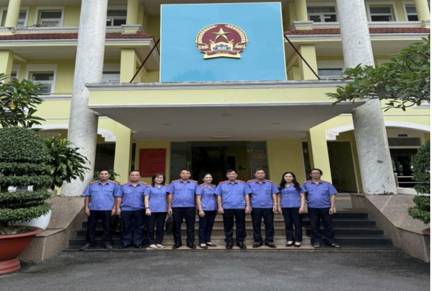 Đoàn Thanh tra VKSND Tối cao chụp hình lưu niệm với tập thể Ban lãnh đạo VKSND Khu vực 3.