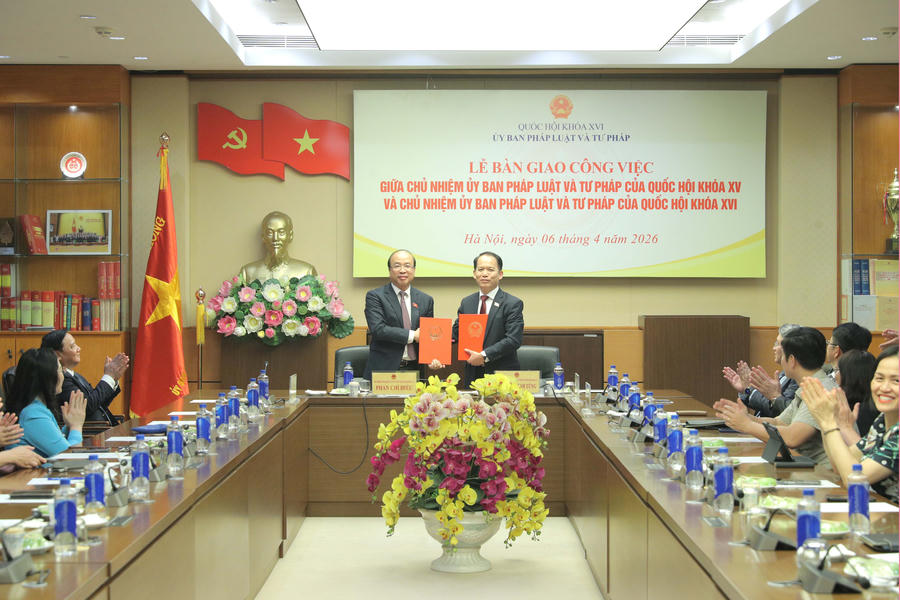 Quang cảnh Lễ bàn giao công việc giữa Chủ nhiệm Ủy ban Pháp luật và Tư pháp của Quốc hội khóa XV Hoàng Thanh Tùng và Chủ nhiệm Ủy ban Pháp luật và Tư pháp của Quốc hội khóa XVI Phan Chí Hiếu. (Ảnh: Hồ Long)