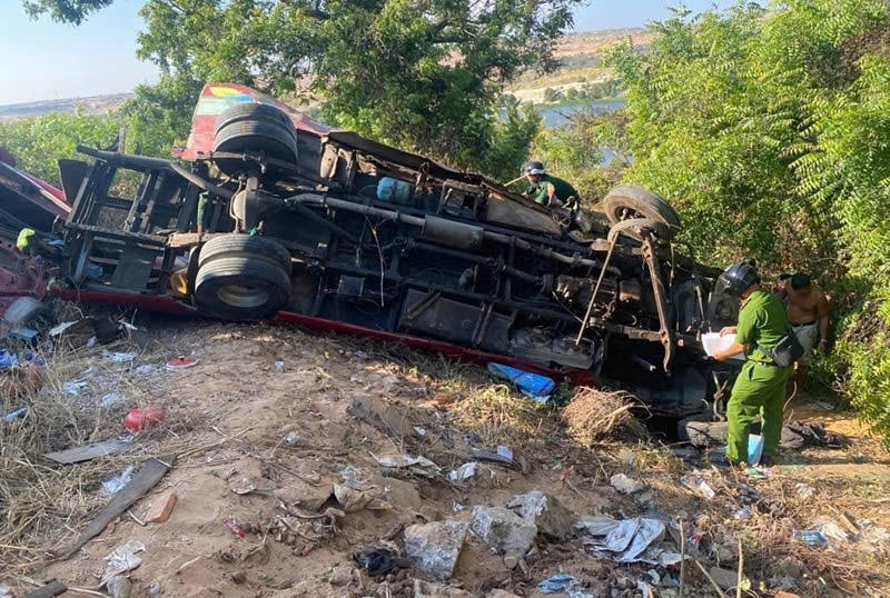 Hiện trường gây ám ảnh của vụ tai nạn nghiêm trọng. Ảnh: Công an cung cấp