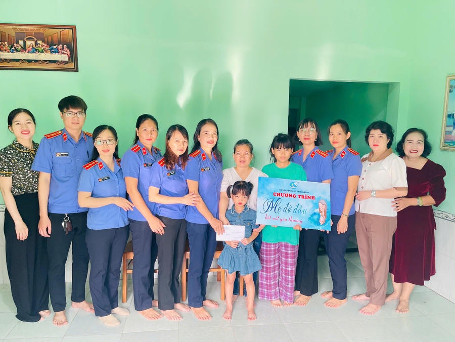 Viện KSND khu vực 3 thực hiện chương trình mẹ đỡ đầu tại địa bàn.