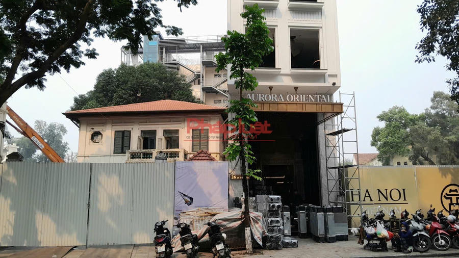 Khách sạn 9 tầng tại số 26 Lý Thái Tổ cũng đang được chủ đầu tư tiến hành tháo dỡ và chuyển đồ đạc ra bên ngoài.