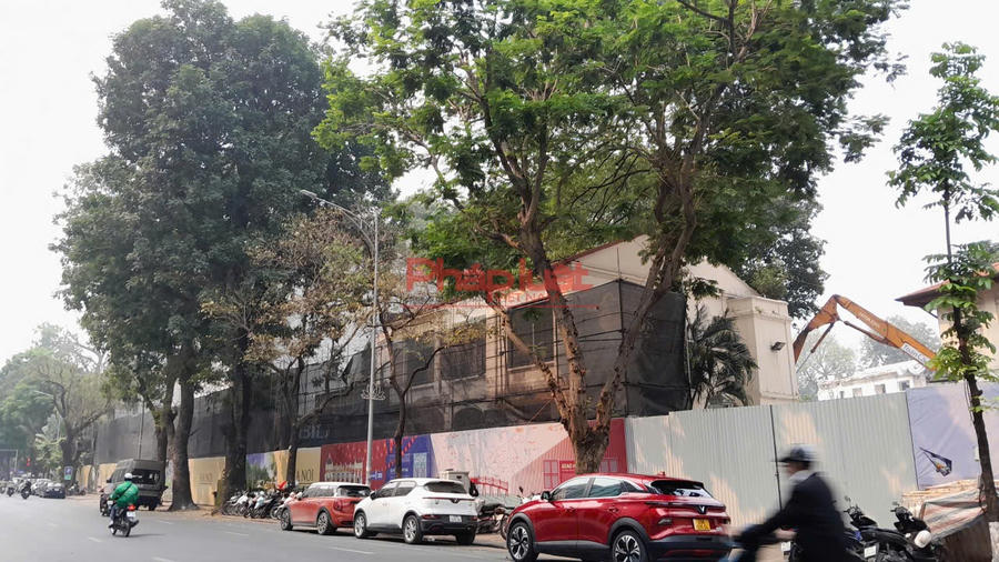 Dự án đầu tư xây dựng quảng trường - công viên phía Đông hồ Hoàn Kiếm (TP Hà Nội) đang được các đơn vị tháo dỡ.