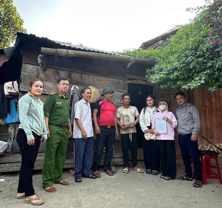 Lực lượng chức năng xã Phước Chánh phối hợp tuyên truyền, vận động nhân dân nói không với cá ủ chua. (Ảnh: Công an TP Đà Nẵng)