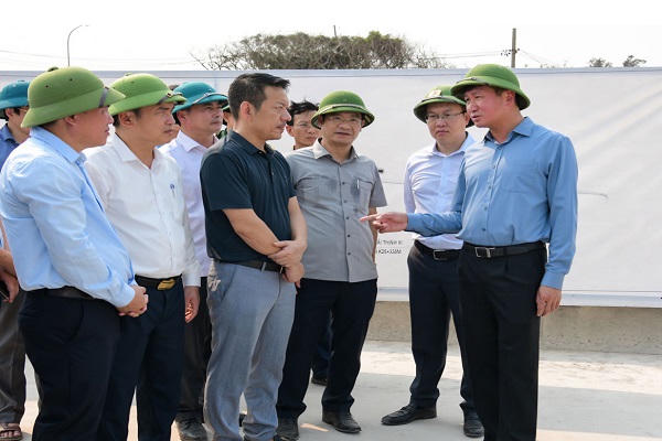 Ông Trần Huy Tuấn, Ủy viên Trung ương Đảng, Bí thư Tỉnh ủy Ninh Bình và đoàn công tác kiểm tra tại đê Hải Thịnh.