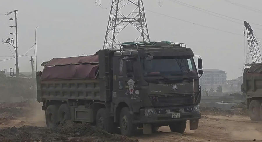 Không chỉ để bùn đất rơi vãi, nhiều xe chở đất có dấu hiệu quá khổ, quá tải. Đáng lưu ý, khi phát hiện PV ghi hình, một số phương tiện ngay lập tức dừng lại và không tiếp tục di chuyển.